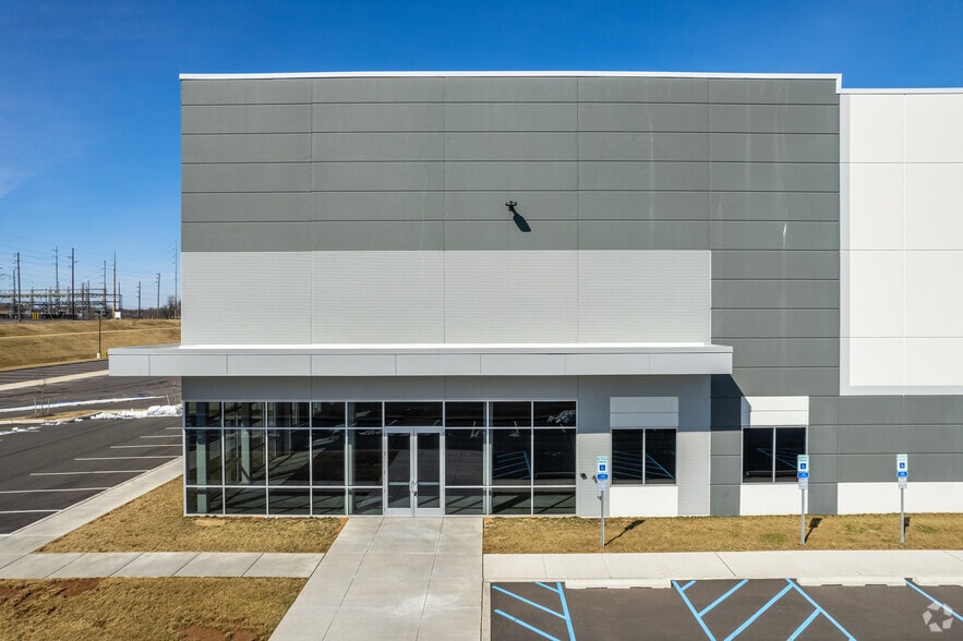 More Photos Of 101 Commerce Dr, Hazleton Distribution For Lease