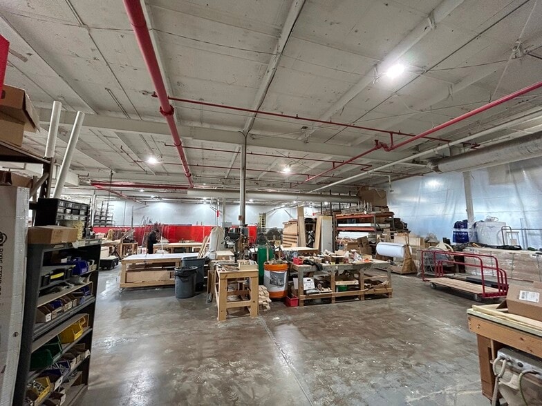 More Photos Of 4242 W Bryn Mawr Ave, Chicago Manufacturing For Lease