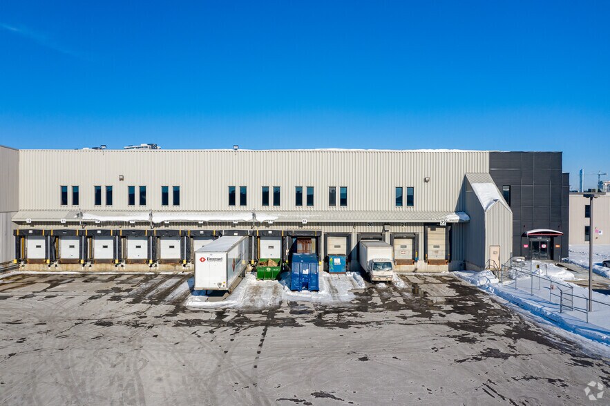 More Photos Of 4141-4149 Autoroute 440, Laval Warehouse For Lease