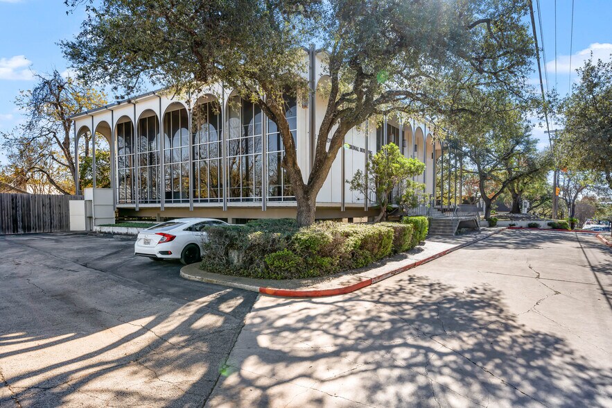 More Photos Of 8100 Broadway St, San Antonio Office For Sale