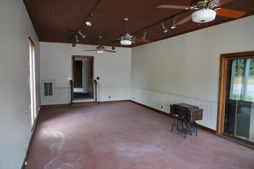 More Photos Of 120 Depot St, Hartwell Freestanding For Sale