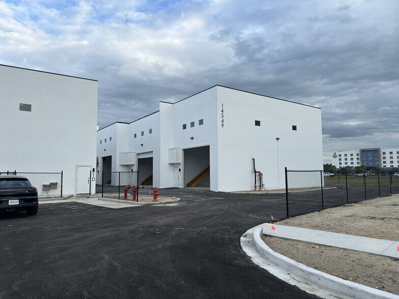 More Photos Of 15547 Global Pkwy., Fort Myers Self Storage For Sale