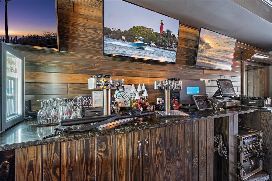 More Photos Of 6523 Gateway Ave, Sarasota Bar For Lease