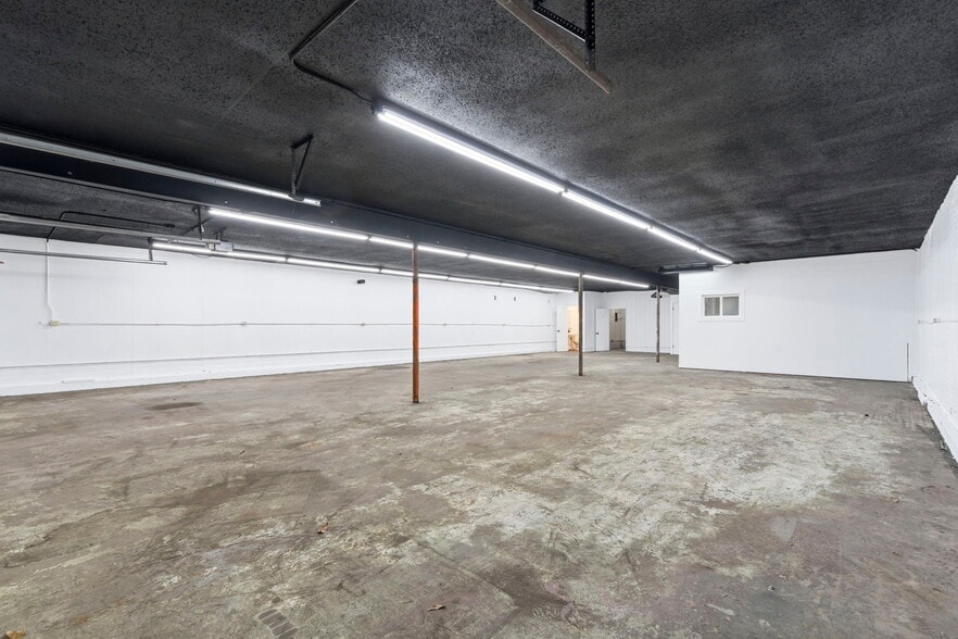 More Photos Of 1424 E Florida St, Springfield Light Manufacturing For Sale