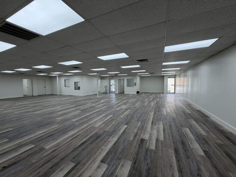 More Photos Of 211 Gay St, Mccomb Office For Lease