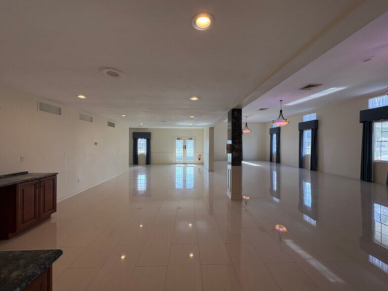 More Photos Of 5750 Swift Rd, Sarasota Freestanding For Lease