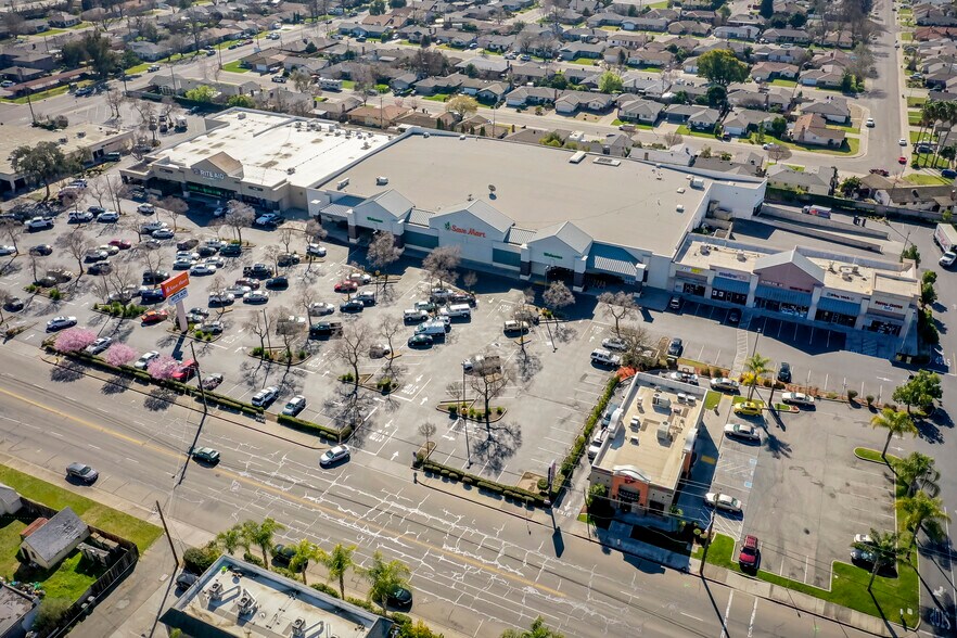 More Photos Of 520 W Lodi Ave, Lodi Drugstore For Lease