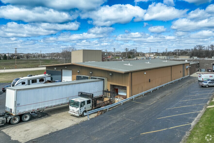 More Photos Of 6704 Pingree Rd, Crystal Lake Manufacturing For Lease