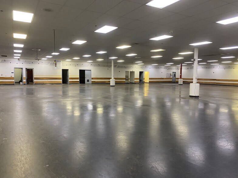 More Photos Of 9029 Airport Blvd, Los Angeles Post Office For Lease