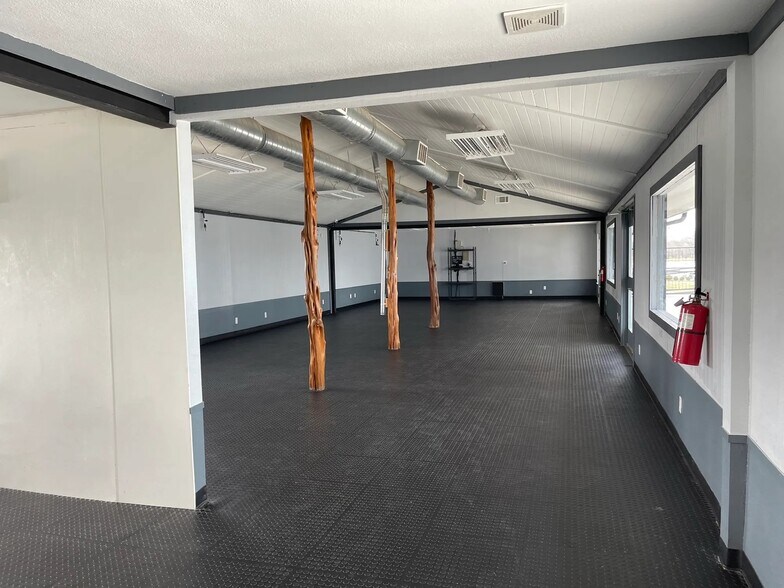 More Photos Of 15102 Interstate 45, Conroe Showroom For Sale