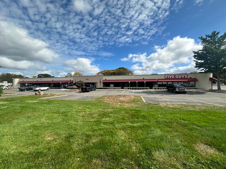 More Photos Of 601 Veterans Memorial Hwy, Hauppauge Storefront For Lease