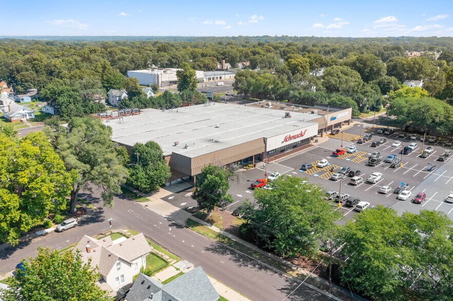 More Photos Of 1001 Court St, Pekin General Retail For Sale