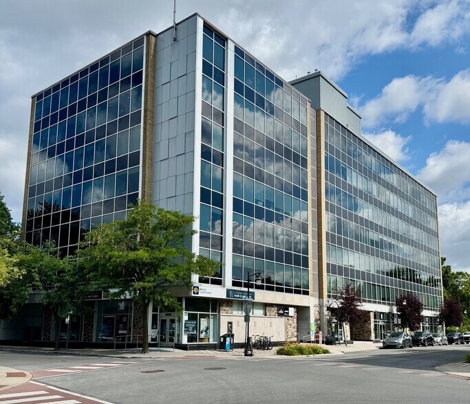 Primary Photo Of 2-14 Boul Désaulniers, Saint-lambert Office For Lease