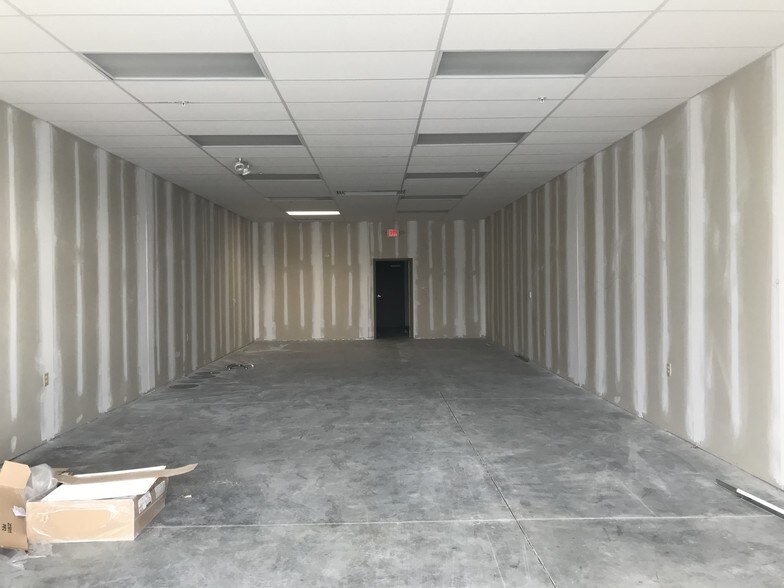 More Photos Of Airport Plz, Fayetteville Freestanding For Lease