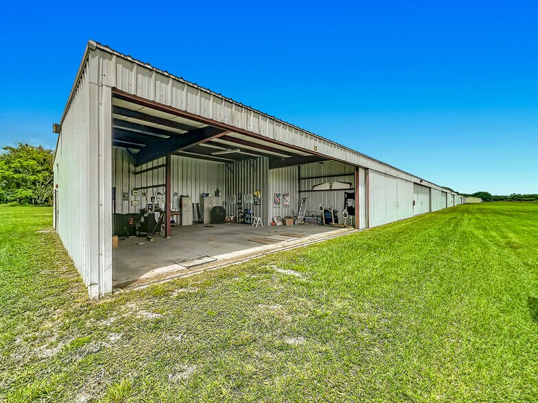 More Photos Of 7001 W Jones Ave, Mount Dora Airplane Hangar For Sale