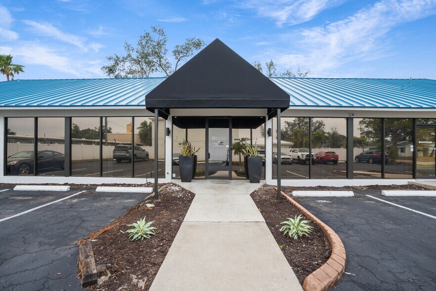 More Photos Of 2501 S Tamiami Trl, Sarasota Office For Lease