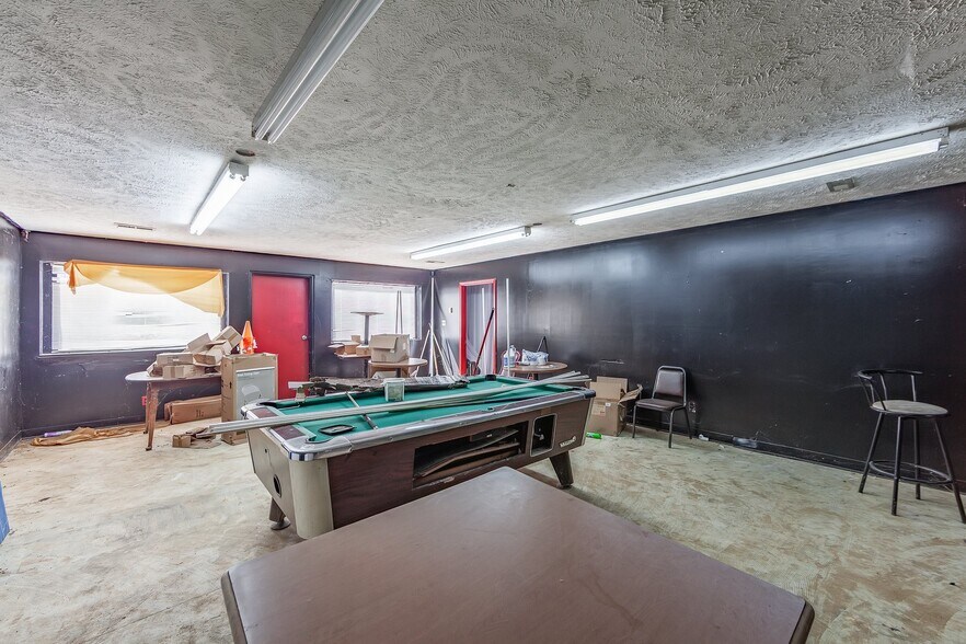 More Photos Of 600 Market, Bolivar Self Storage For Sale
