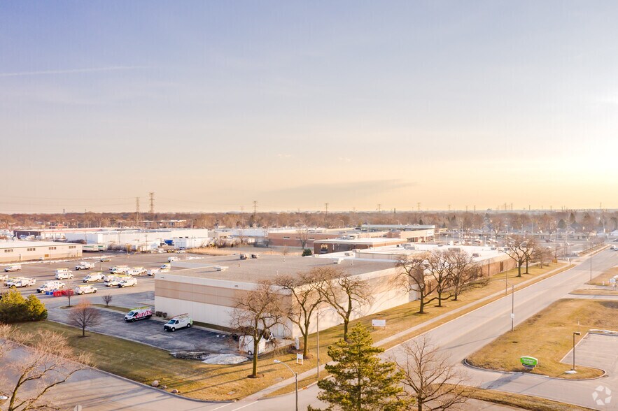 More Photos Of 677 N Larch Ave, Elmhurst Industrial For Sale