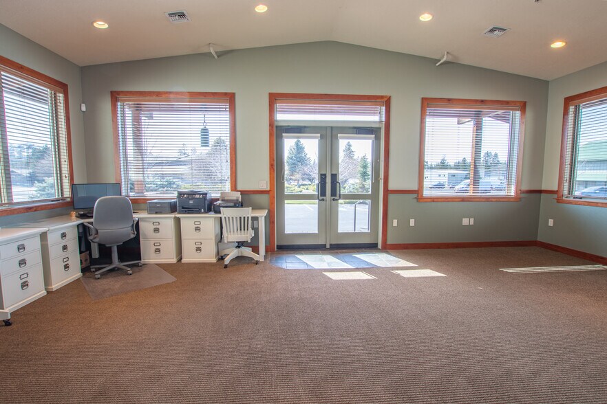 More Photos Of 692 N Aylor Ct, Sisters Warehouse For Lease