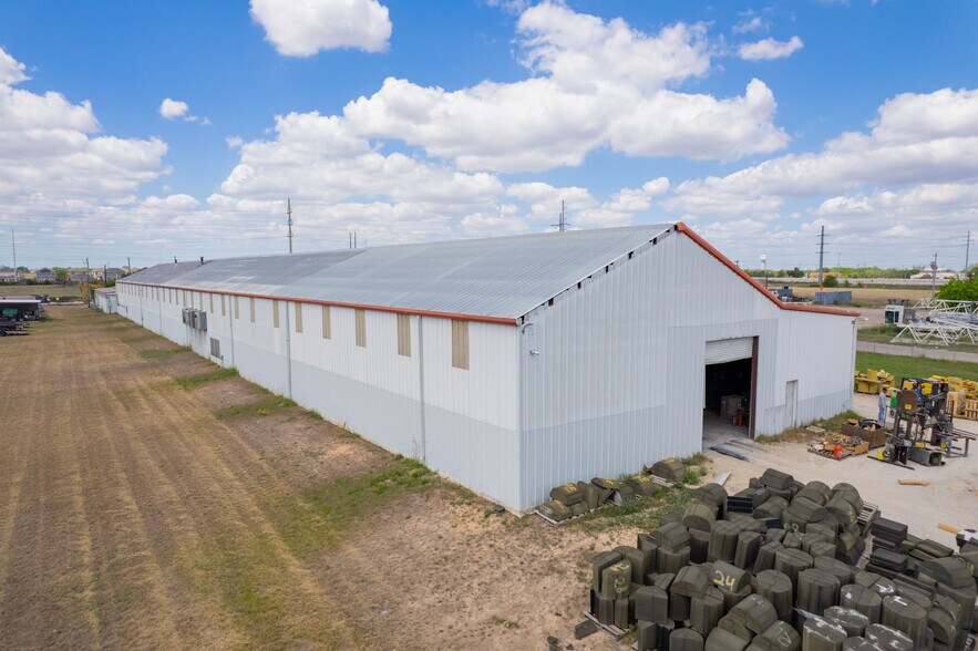 More Photos Of 2511 N Heideke St, Seguin Industrial For Sale