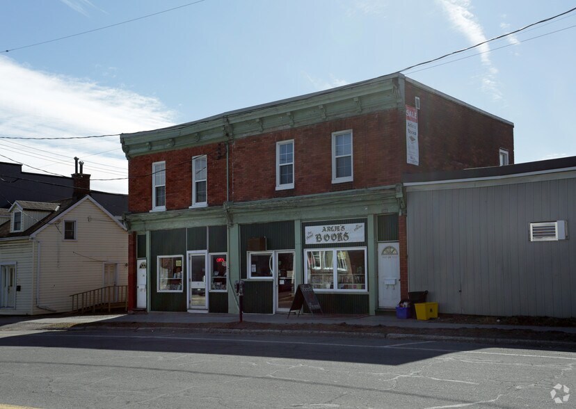 More Photos Of 28-34 Market St N, Smiths Falls Storefront Retail Residential For Lease