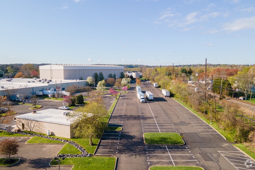 More Photos Of 330-339 S Warminster Rd, Hatboro Warehouse For Lease