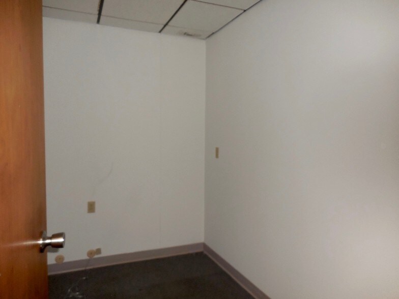 More Photos Of 905 N Macomb St, Monroe Medical For Lease