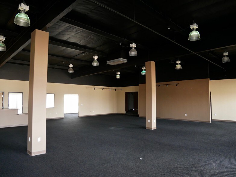 More Photos Of 1365-1371 Del Norte Rd, Camarillo Showroom For Sale