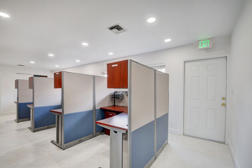 More Photos Of 830 N Federal Hwy, Lake Worth Office For Lease