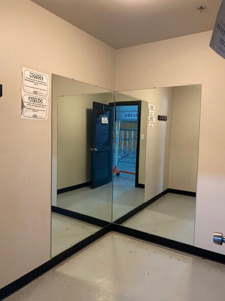 More Photos Of 4109 N Conway Ave, Palmhurst Storefront For Sale