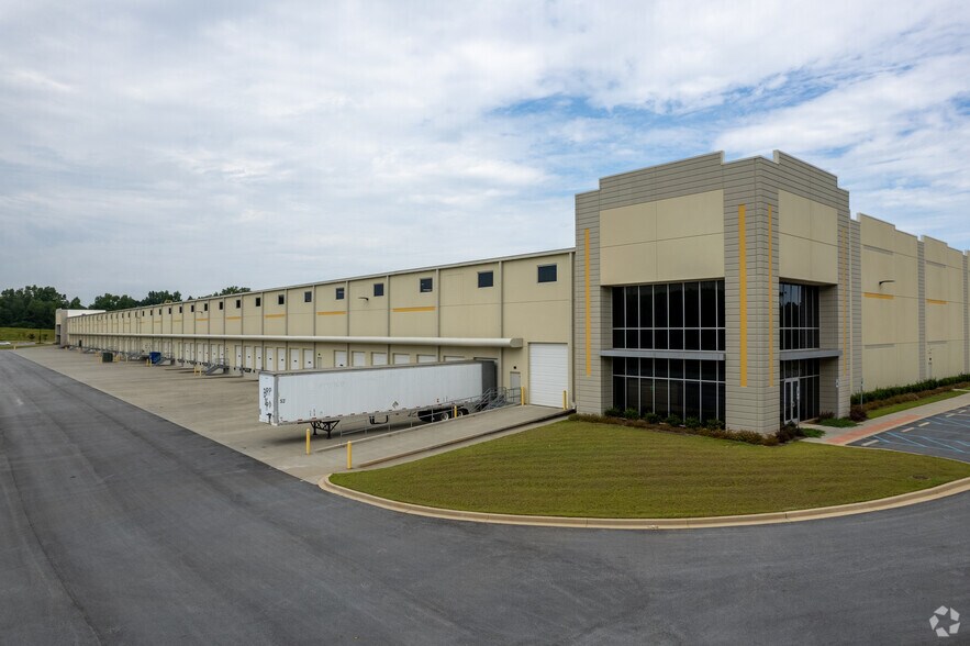 More Photos Of 497 Robin Lake Rd, Duncan Distribution For Lease