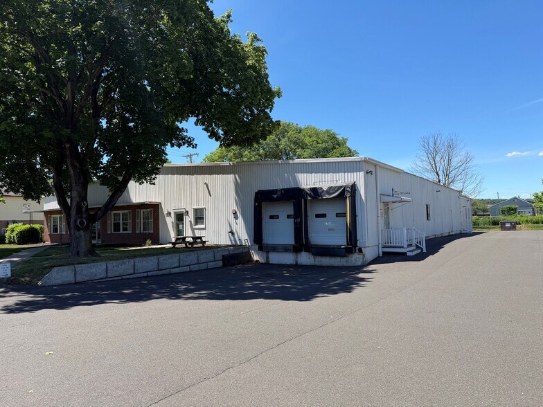 More Photos Of 5 Lunar Dr, Woodbridge Warehouse For Lease