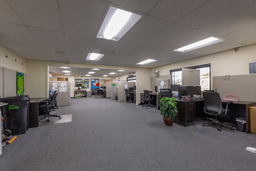More Photos Of 7131-7133 Darby Ave, Reseda Office For Sale