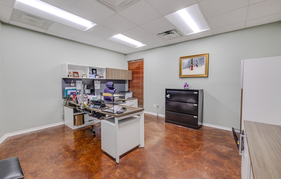 More Photos Of 4800 Bryant Irvin Ct, Fort Worth Office For Sale