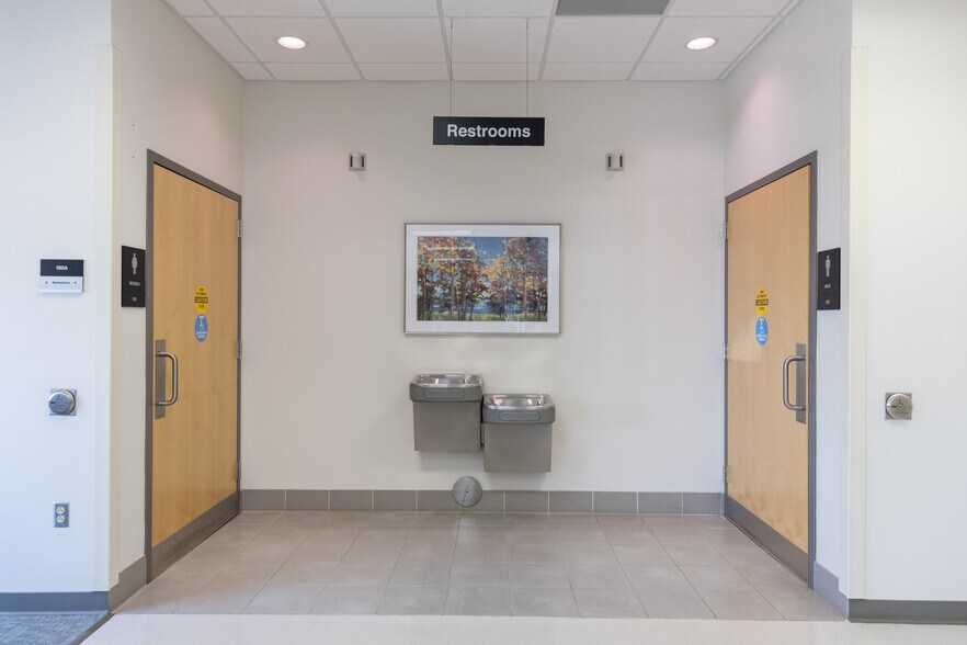 More Photos Of 945 Tower Dr, Waterloo Medical For Lease