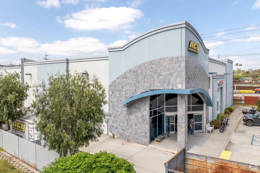 More Photos Of 2333 Montiel Rd, San Marcos Showroom For Lease