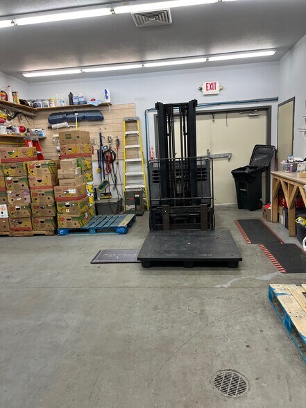 More Photos Of 1605 S Main St, Oshkosh Storefront Retail Office For Sale