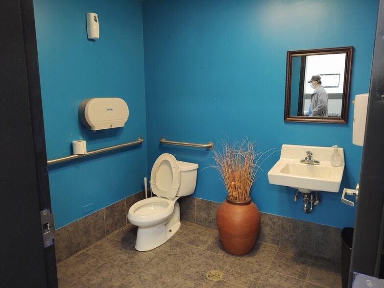 More Photos Of 1500 E Algonquin Rd, Algonquin Auto Repair For Lease