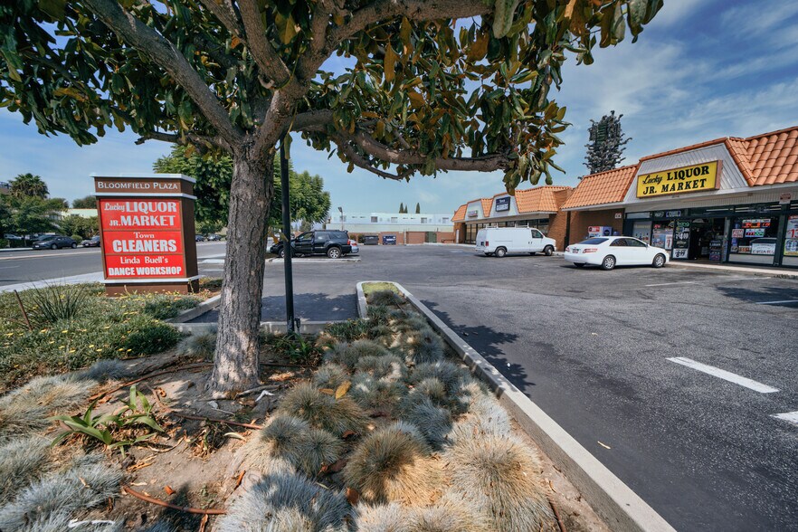 More Photos Of 20942-20948 Bloomfield Ave, Lakewood Unknown For Lease