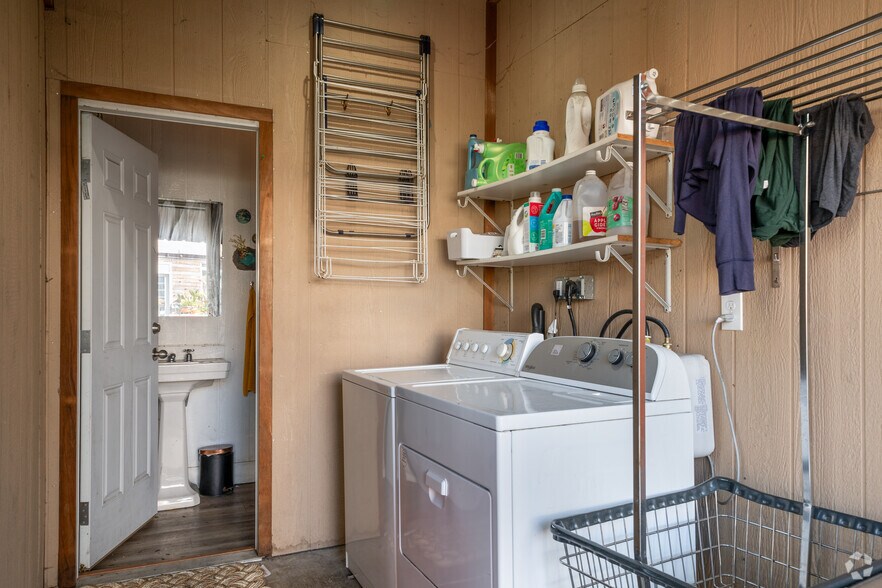 More Photos Of 1200 24th St, Oakland Warehouse For Sale