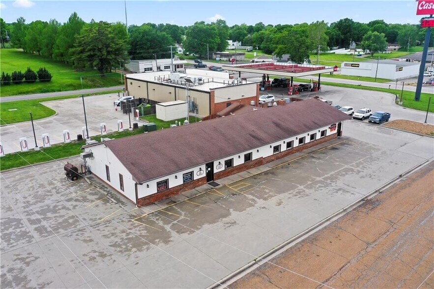 More Photos Of 103 Ne 2nd St, Concordia Restaurant For Sale