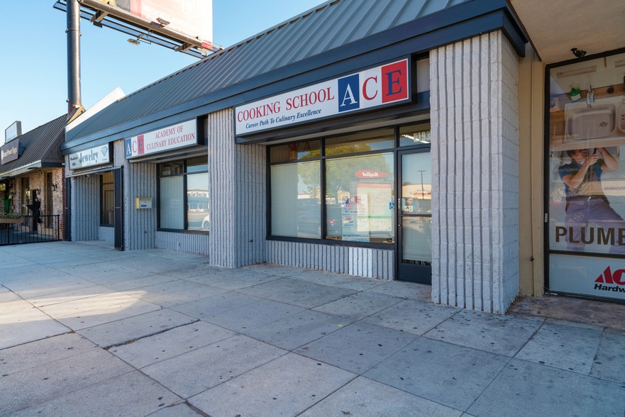 More Photos Of 21930-21932 Ventura Blvd, Woodland Hills Storefront For Lease