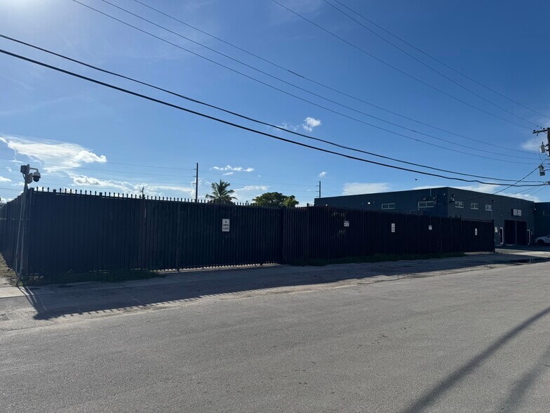 More Photos Of 2200-2208 SW 59th Ave, West Park Warehouse For Sale