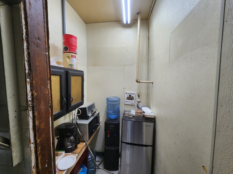 More Photos Of 208 Railway Ave E, Drumheller Convenience Store For Sale