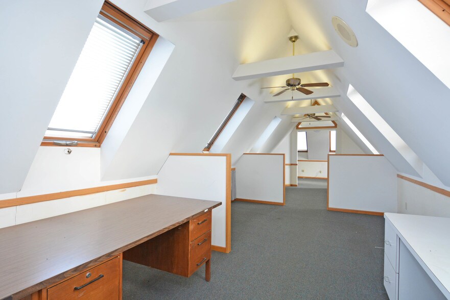 More Photos Of 2345 W University Ave, Saint Paul Warehouse For Lease