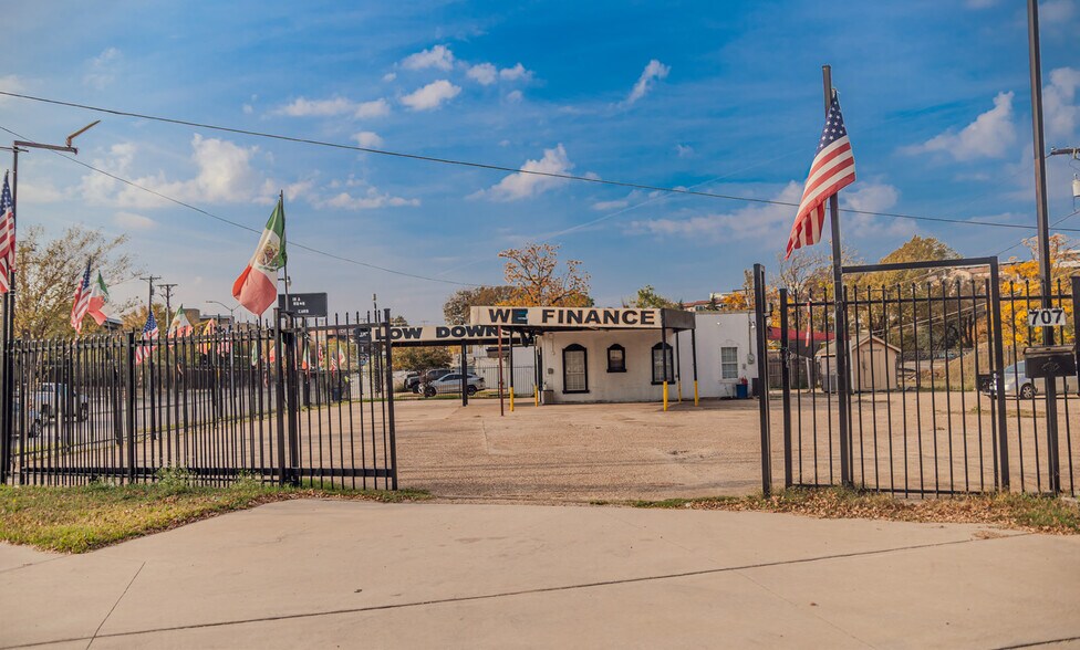 More Photos Of 711 Fort Worth Ave, Dallas Auto Dealership For Lease