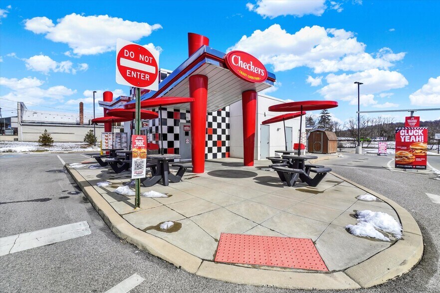 More Photos Of 4315 N George Street Ext, Manchester Self Storage For Lease