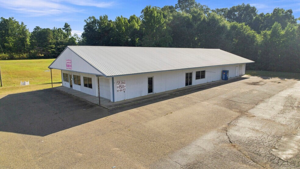 More Photos Of 903 S Locust St, Mccomb Freestanding For Sale