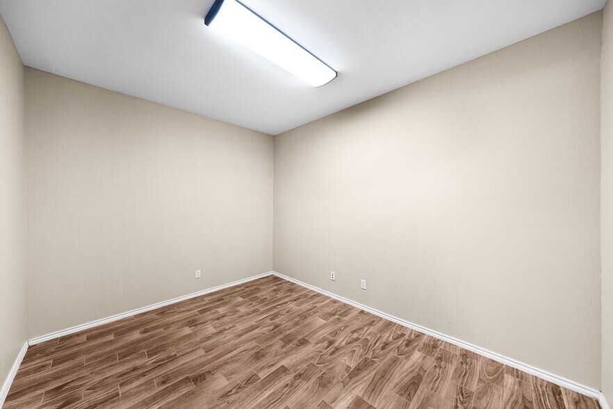 More Photos Of 11639 E US Highway 175, Kemp Flex For Lease