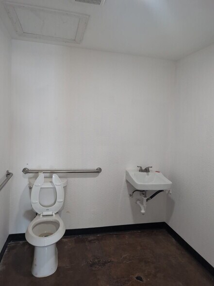 More Photos Of 7350 Tezel Rd, San Antonio Unknown For Lease
